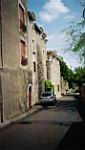 Chauvigny (86) - Maison a contreforts rue des remparts